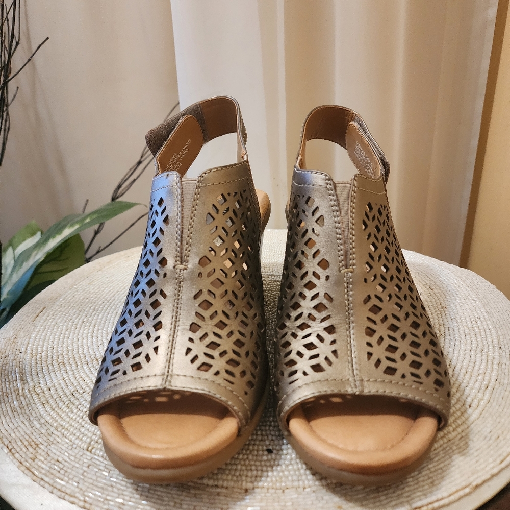 NWT.Earth Cascade Women's Size 7.5B Shoes Platinum Perforated Leather Platinium - Picture 3 of 8